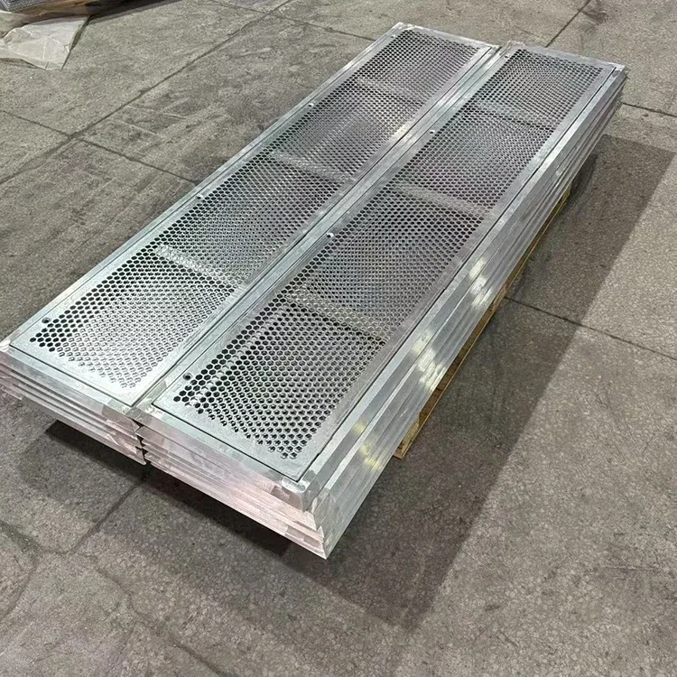 Pannello con struttura in metallo perforato